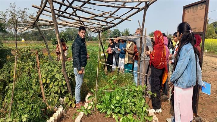 नवनियुक्त कृषि विस्तार अधिकारियों का अध्ययन भ्रमण और खेत पाठशाला